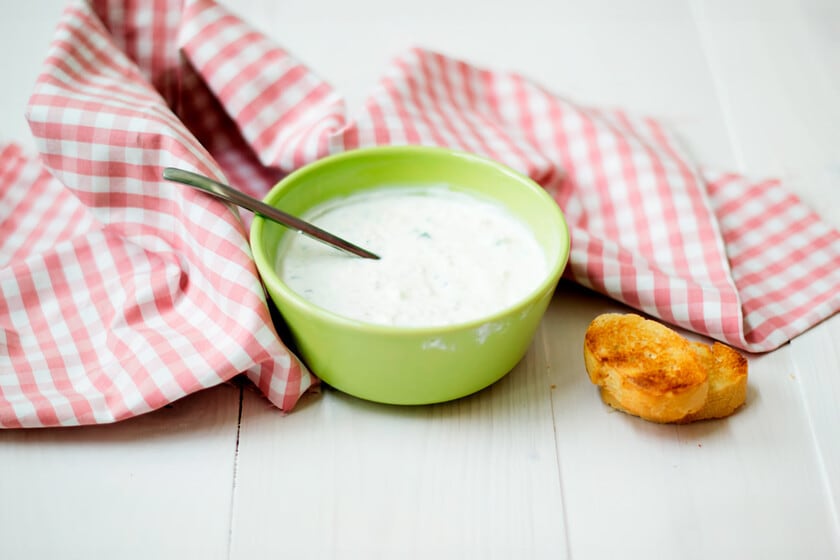 Tzatziki deconstruido: la salsa griega que sobrevive a un olvido de dos horas y a un exceso de agua
