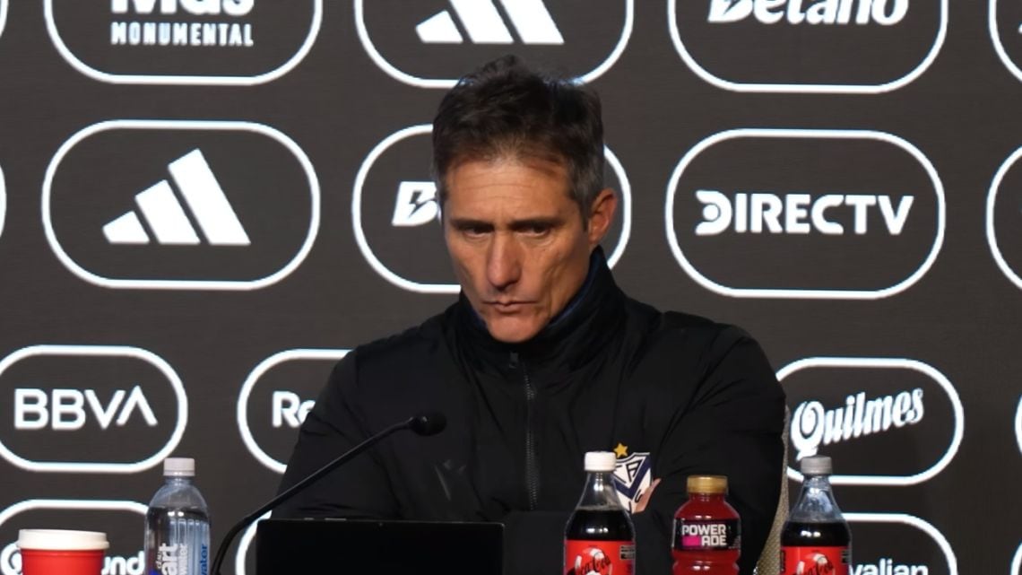 El gol que no fue y un banco que se quedó afuera: Vélez masticó bronca en Bajo Flores