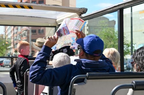 Neuquén sale a la calle con buses descapotables, minibuses y colectivos eléctricos gratuitos para mostrar la ciudad de punta a punta