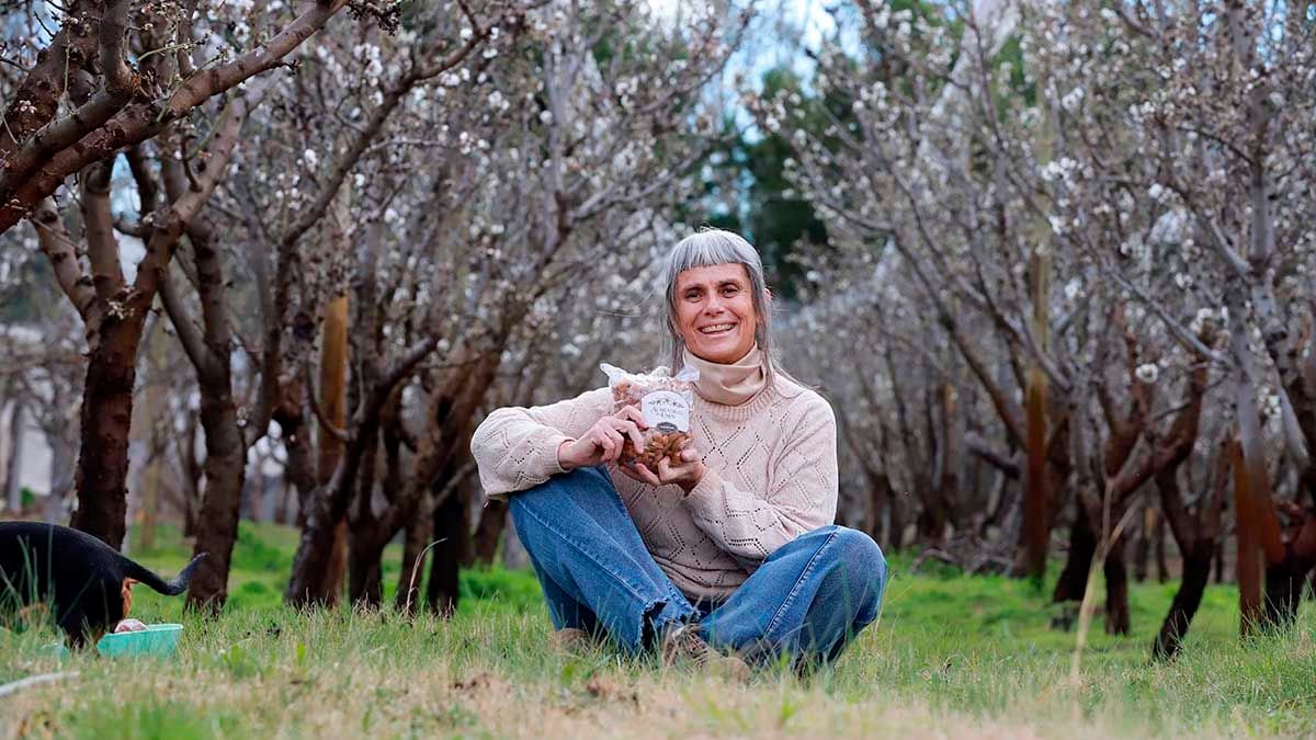Teresita, la jubilada que hizo florecer almendras en una hectárea del Limay y encontró ahí una razón para seguir