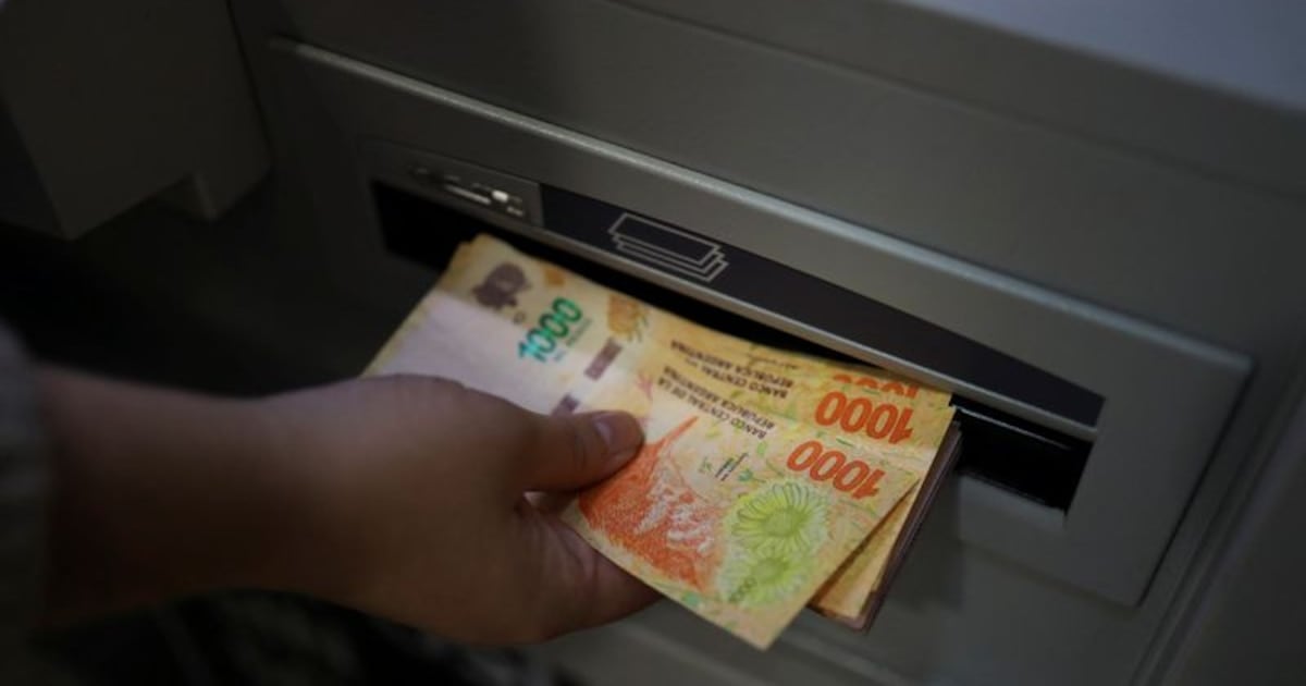 Comisiones bancarias: cuánto pagan los argentinos por cada operación fuera del paquete básico