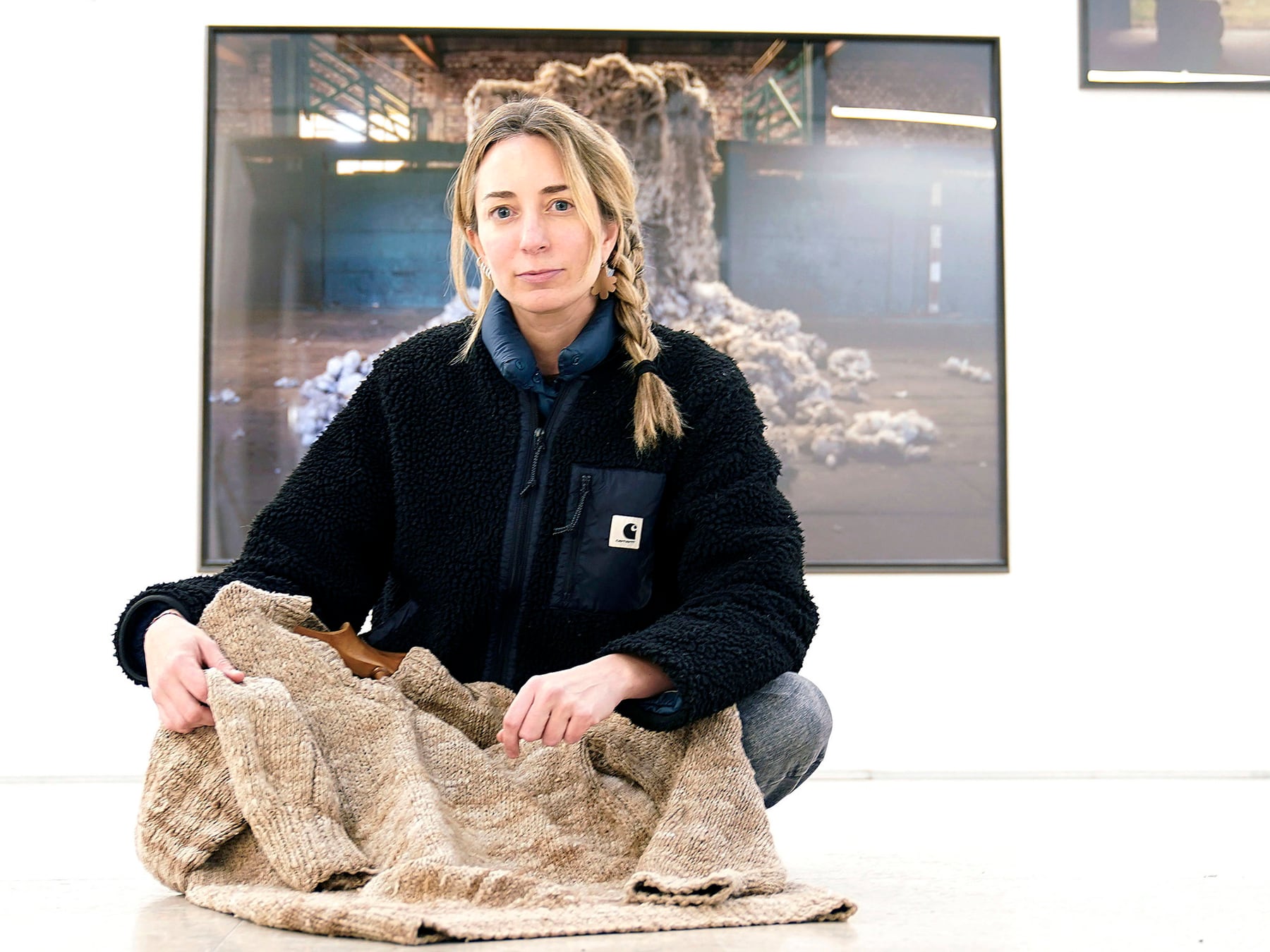 La oveja negra que se volvió arte: Laura Ferro teje memoria patagónica con lana descartada