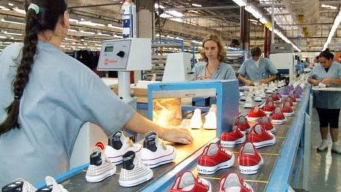 Coopershoes bajó la persiana en Las Flores y la producción de zapatillas Converse se quedó sin operarios en la línea