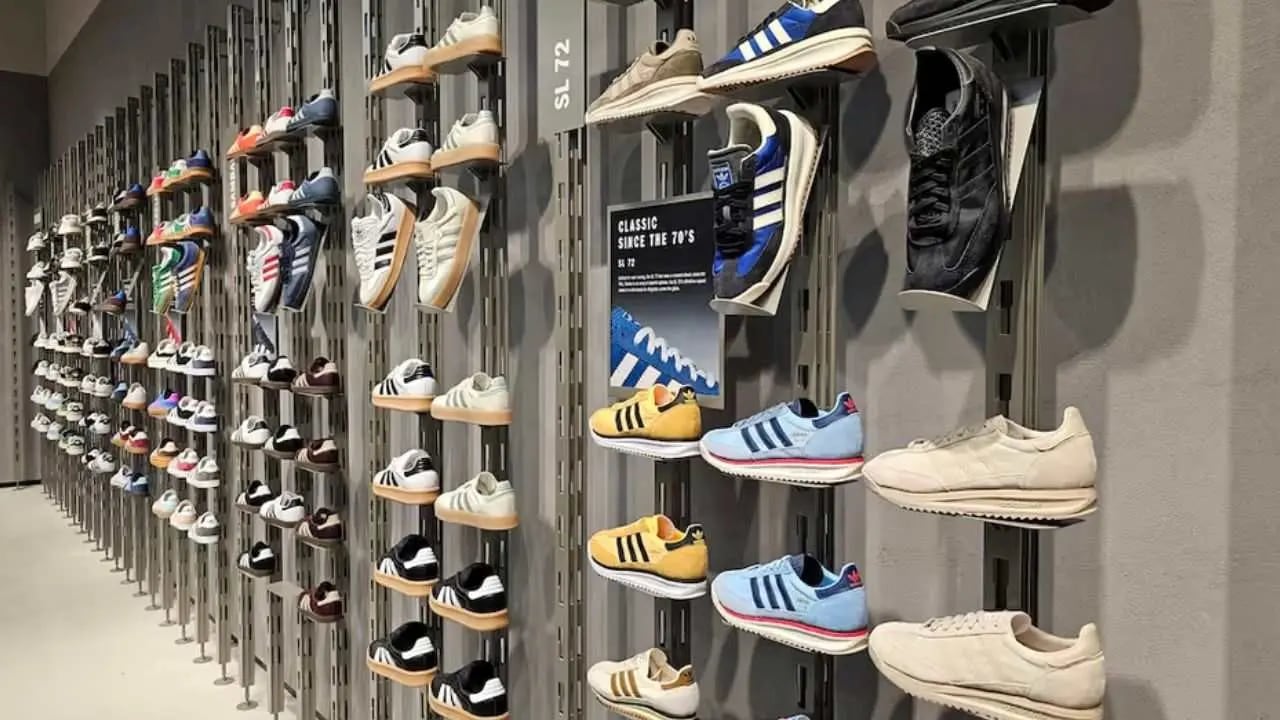 Adidas liquidó parte de su inventario de calzado con rebajas de hasta 50%