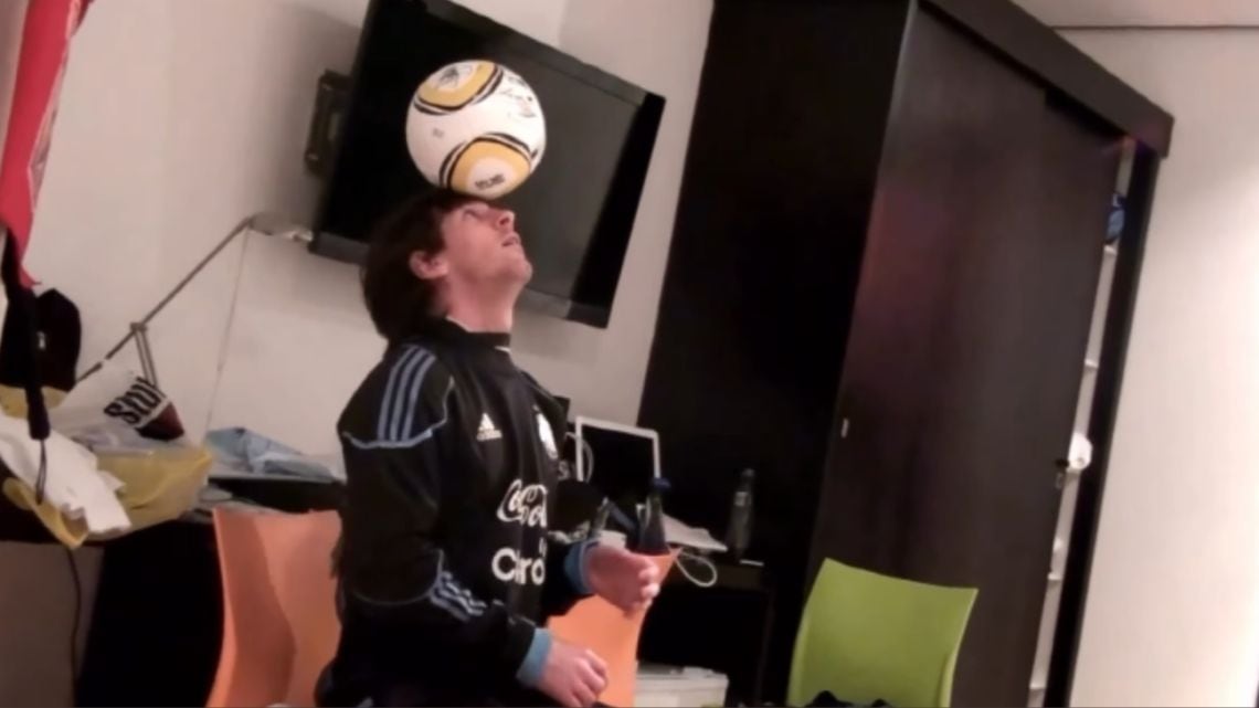 El video que no deja de asombrar: Messi, descalzo en Pretoria y con la Jabulani que parecía imposible