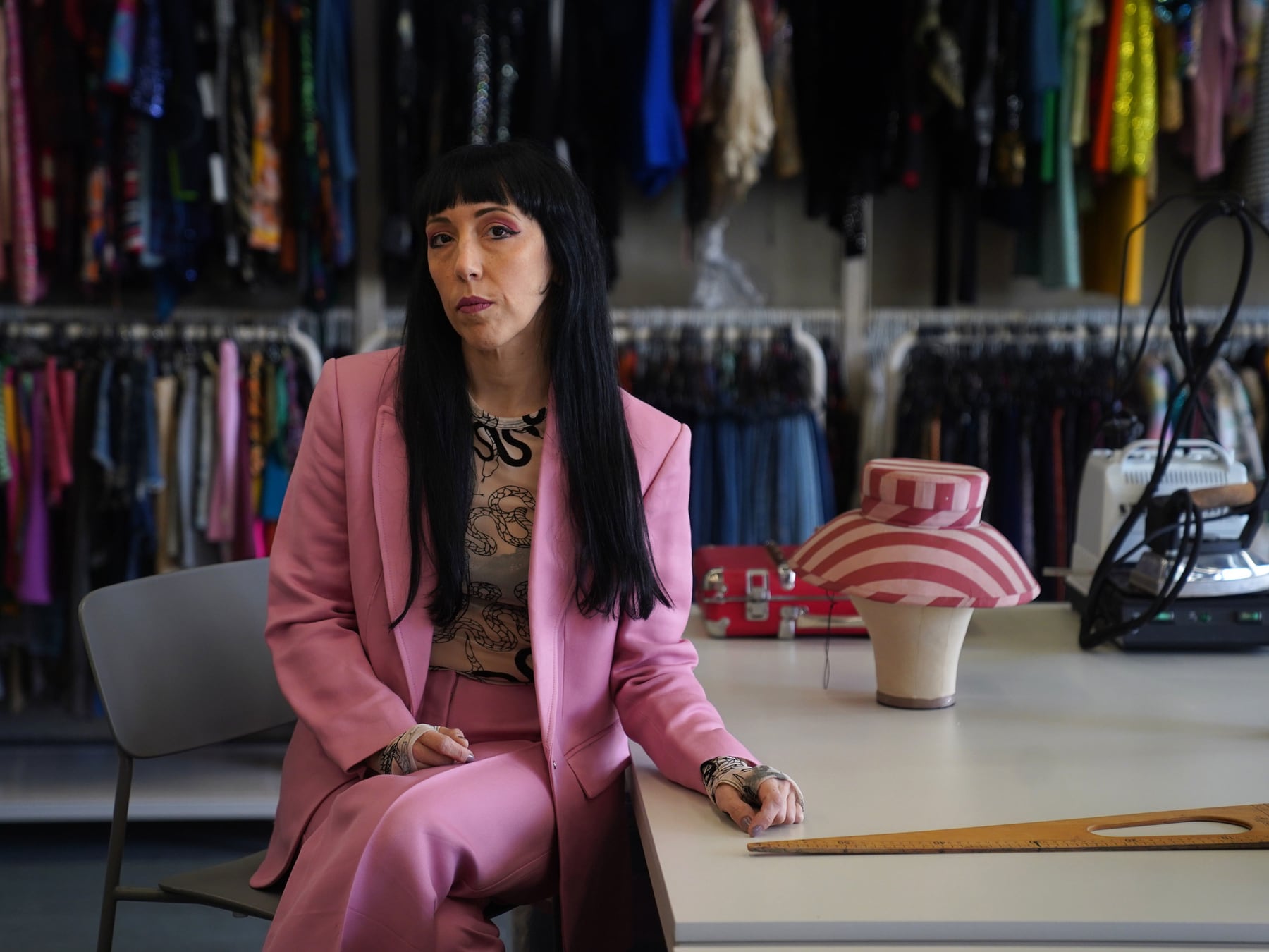 El taller de Palermo donde se coceron los looks de Moria Casán: la historia de Florencia Tellado, la sombrerera que soñaba con vestir a La One