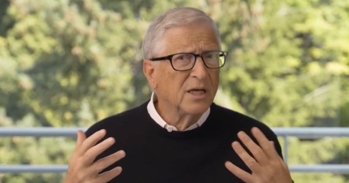Gates se bajó del optimismo: advierte que la IA puede hacer más daño que bien si no se regulan sus efectos sociales