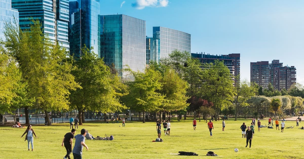 Vivir frente al verde: la prima que paga la Ciudad por tener un parque a la vuelta