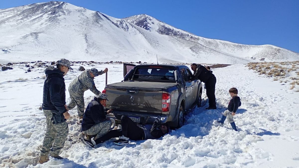 Una madre caminó 15 kilómetros por la nieve para pedir ayuda y rescatar a su familia varada en la cordillera neuquina