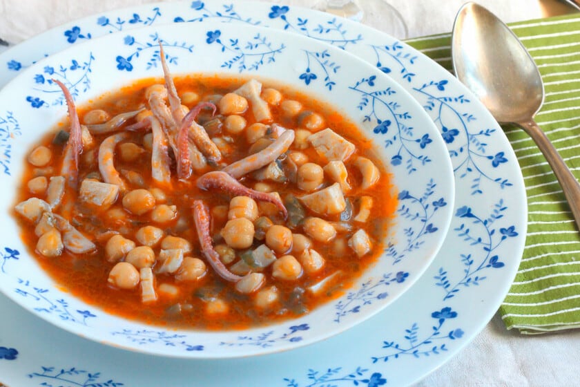 Garbanzos con calamares: el guiso de veinte minutos que se banca el tupper del lunes