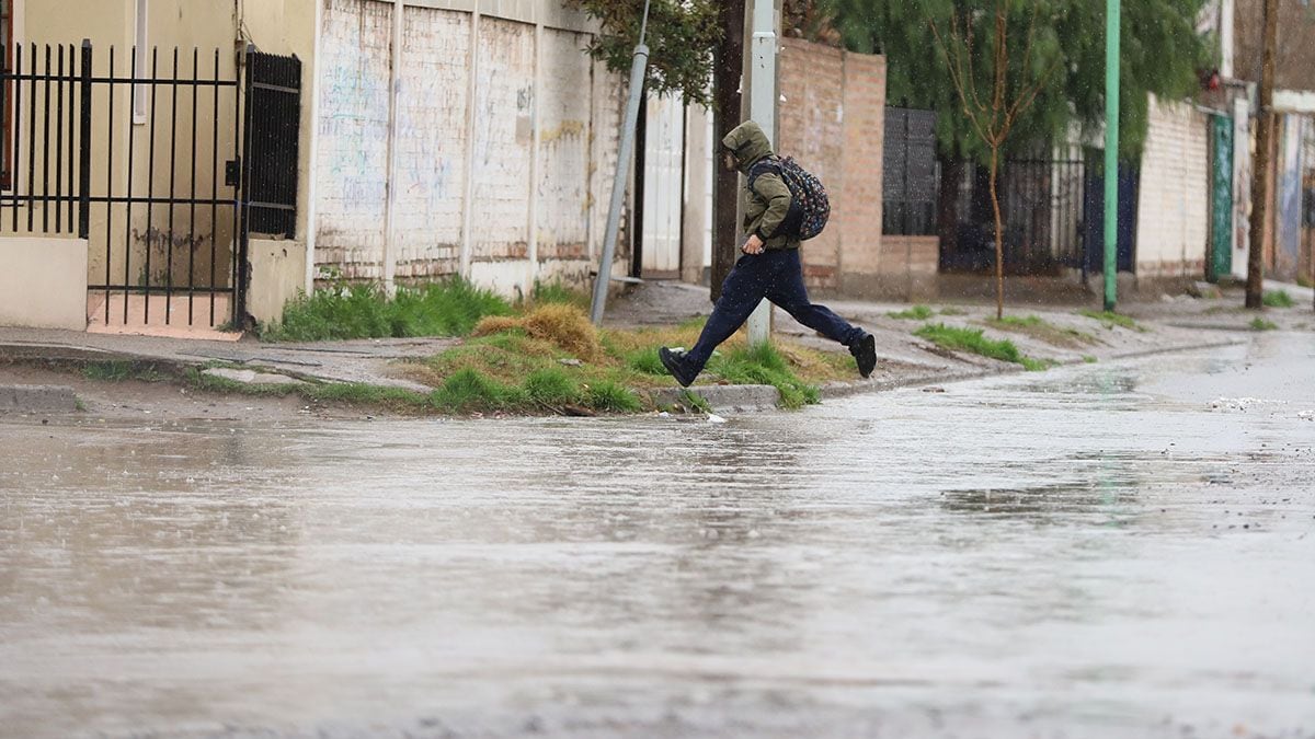Neuquén bajo la nieve: el frío se instala con fuerza en la cordillera y la meseta y deja a varias localidades en alerta naranja