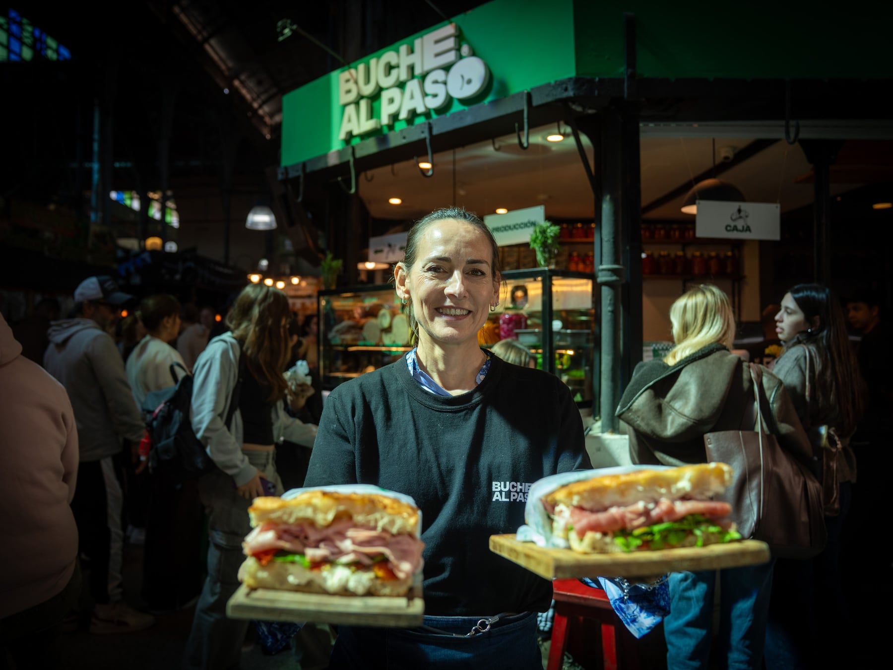 Buche al paso: la schiacciata a la leña que sostiene una fila diaria en el Mercado de San Telmo