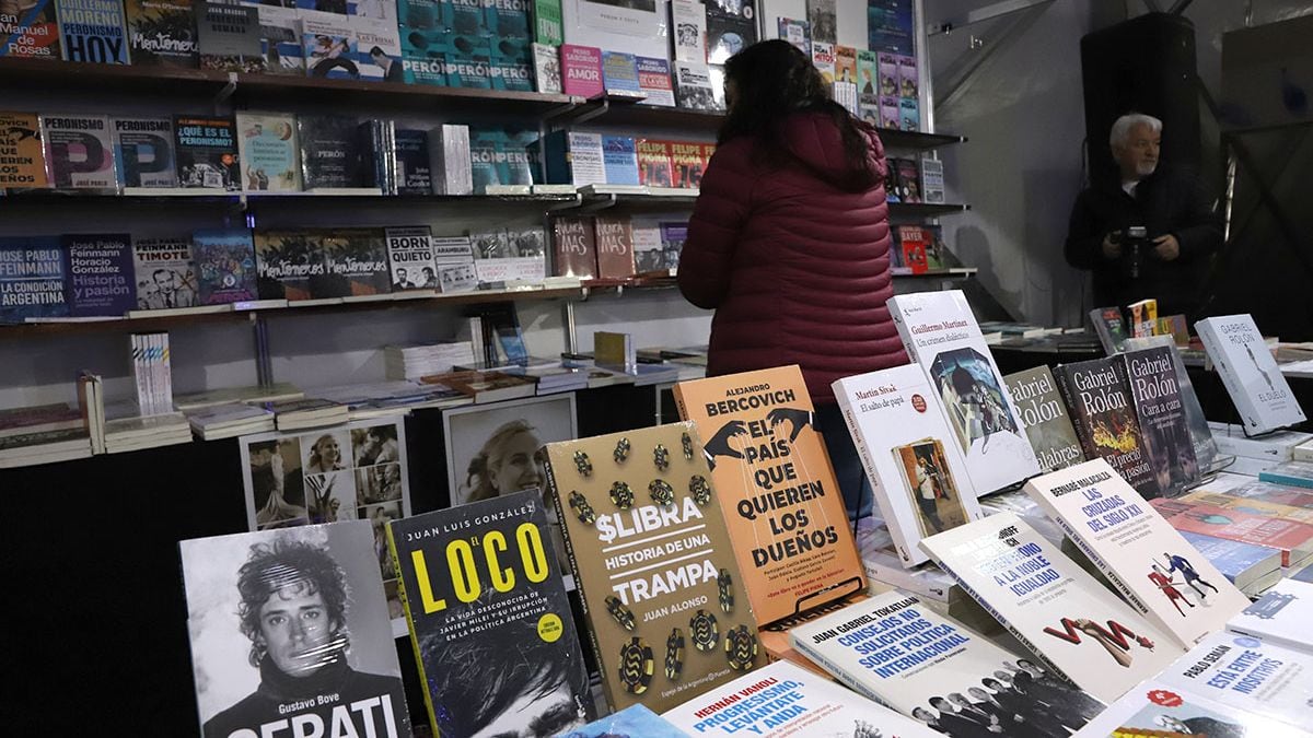 La Feria del Libro de Neuquén arrancó en el Parque Central con libros desde 2.000 pesos y una grilla que mezcla clásicos, novedades y títulos patagónicos