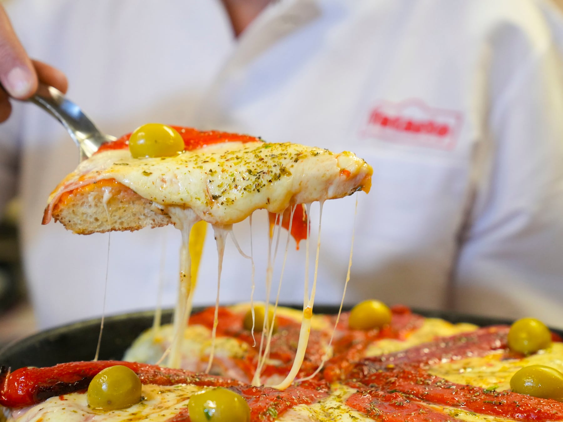 Degustación solidaria de pizza y empanadas en pleno centro porteño: dos porciones a dos mil pesos frente al Obelisco