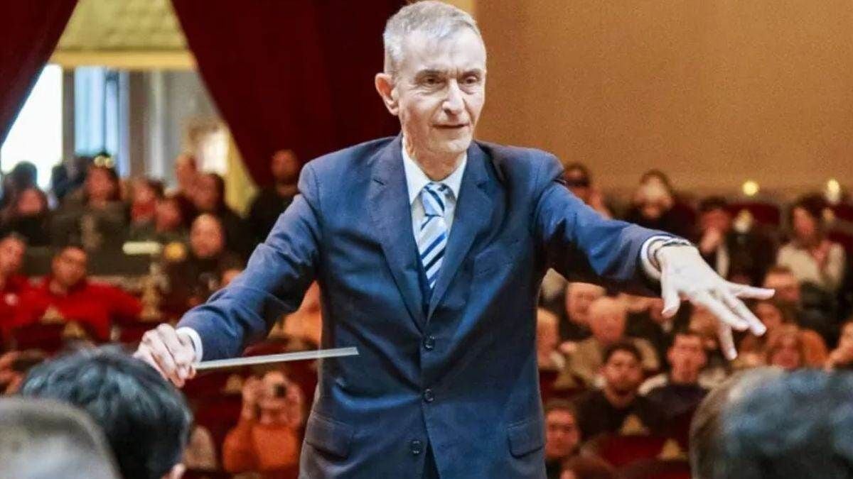Una orquesta en el cine teatro: Nelson Castro vuelve al podio, ahora en Neuquén, para mostrarle a la concurrencia cómo suena una sinfónica desde adentro