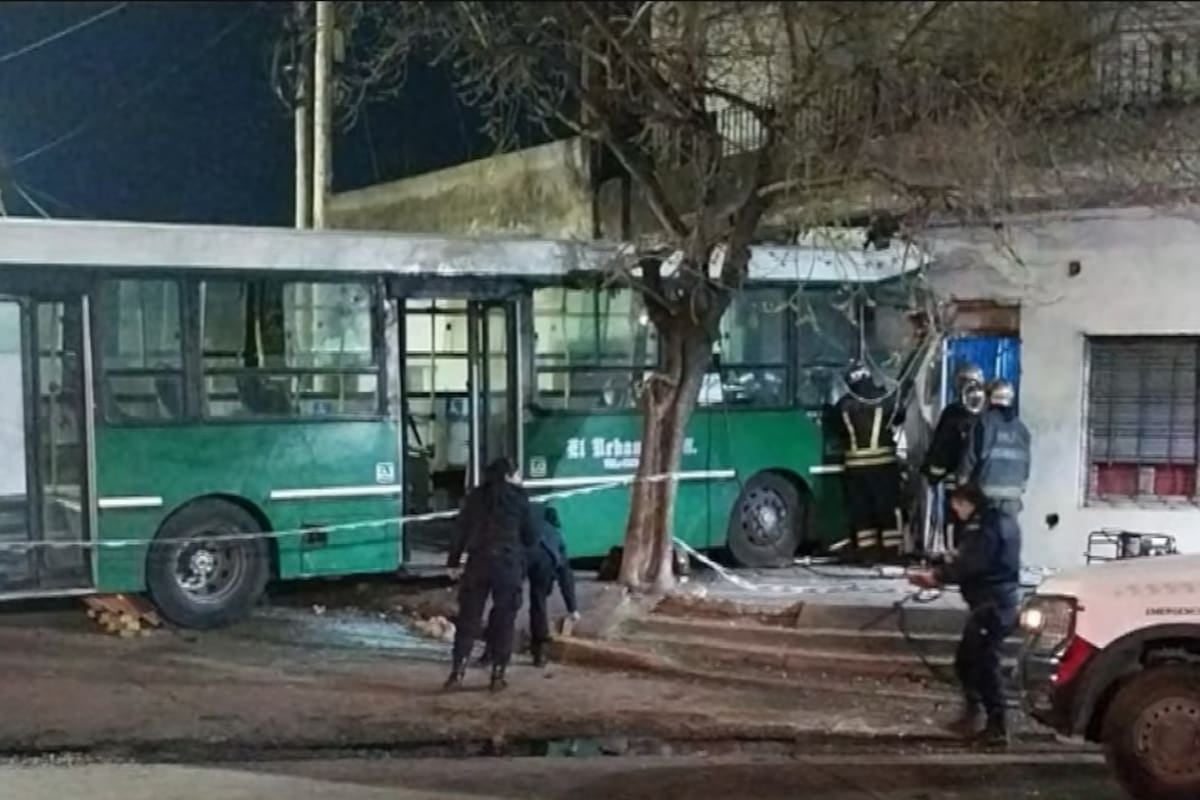 Un colectivo de la línea 527 se incrustó en una casa de Temperley y mató a su conductor