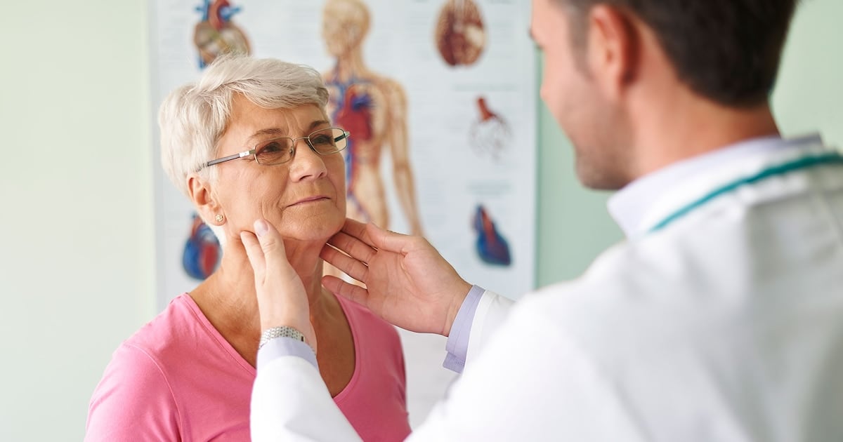 El bulto en el cuello que todos tocan y pocos miran: cuándo dejar de hacerse los distraídos y llamar al médico