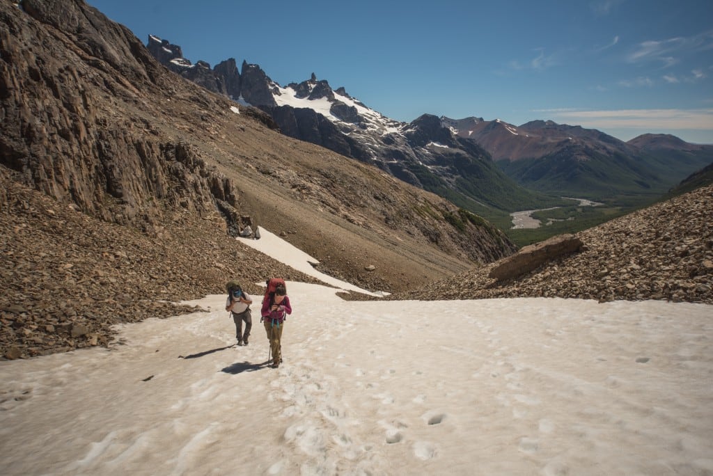 Una profesora neuquina que dejó el aula para guiar caminatas por la montaña que transitó desde chica