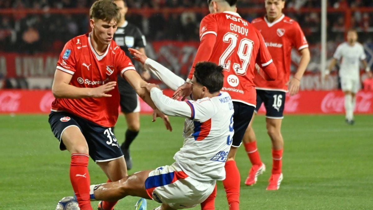 Empate que deja gusto a poco: el Rojo se durmió y el Ciclón se lo empató en Avellaneda