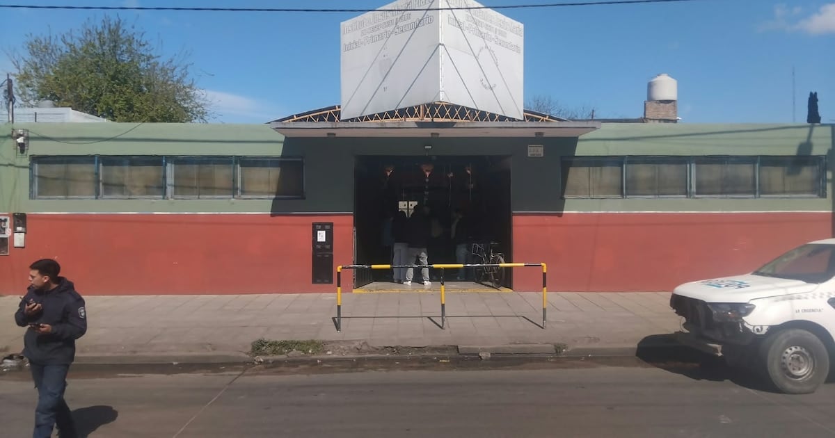 Un revólver se disparó dentro de una escuela de Villa Dorrego y la Justicia investiga cómo llegó a la mochila de un alumno