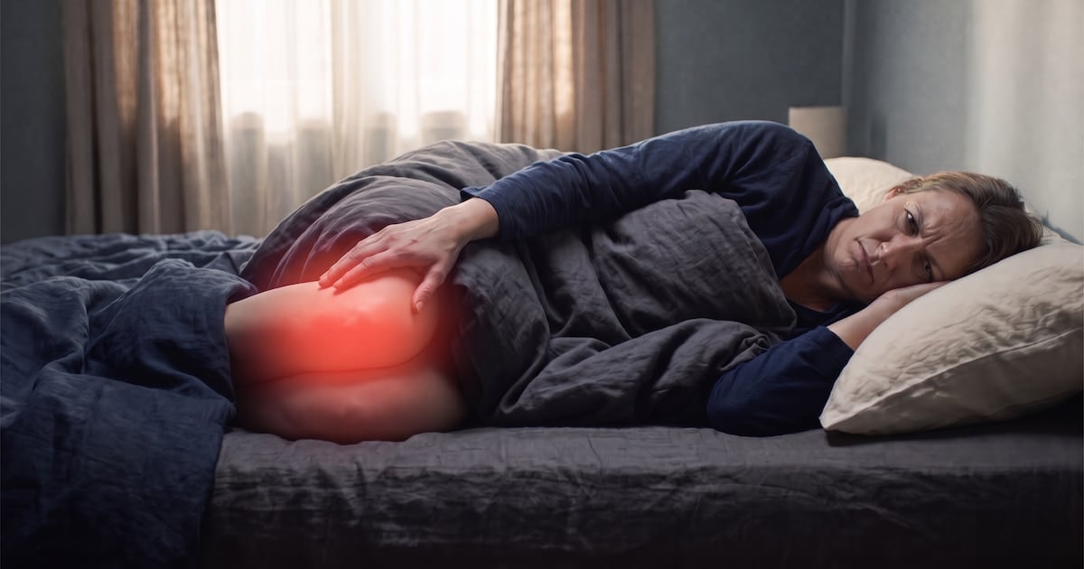 Dolor de rodilla en la noche: cuándo hay que dejar de buscarle la vuelta y consultar al médico