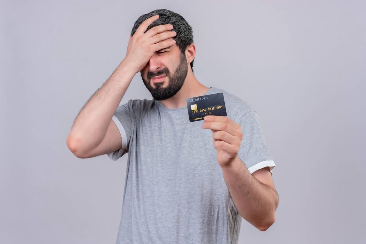 Pagar el mínimo de la tarjeta: cómo se compone la deuda que queda pendiente y por qué se encarece con el paso de los meses