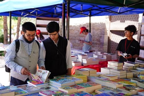 La Feria del Libro de Neuquén entra en su recta final con estantes abiertos desde los dos mil pesos
