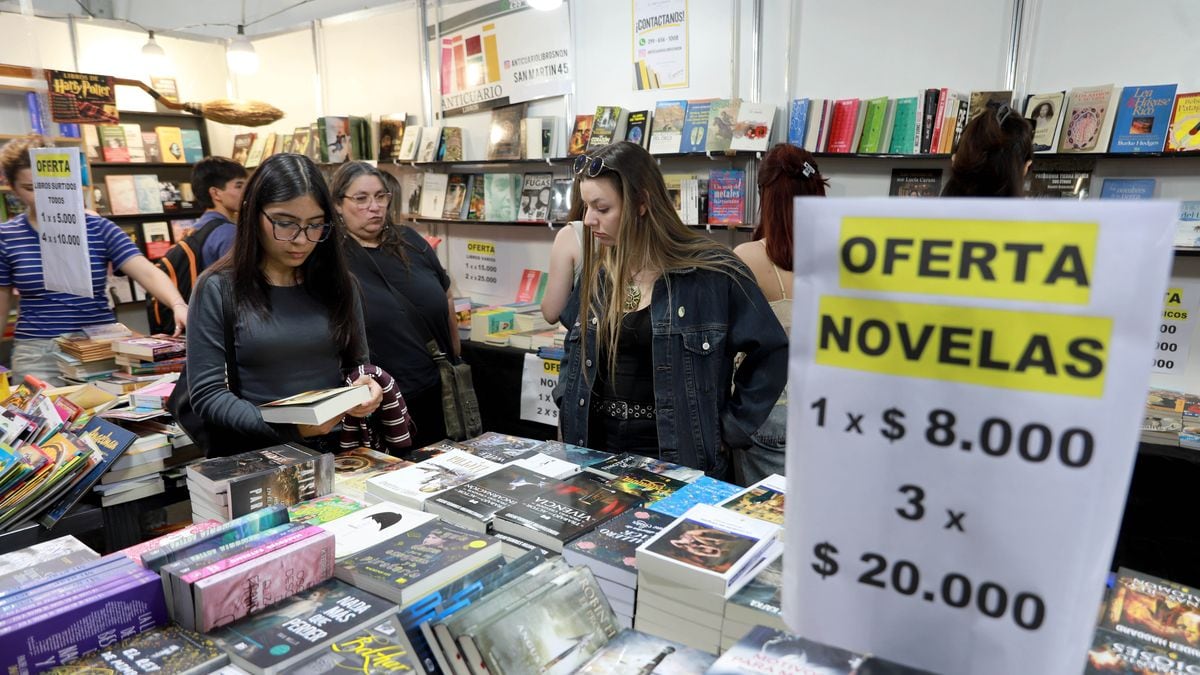 La Feria del Libro de Neuquén abre sus globas en el Parque Central con libros a partir de dos mil pesos y propuestas para todo el día