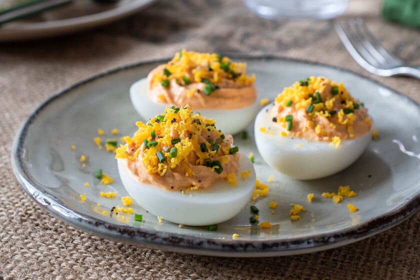Un colador fino y algo más de paciencia: la clave para que los huevos rellenos ganen cremosidad sin cambiar la receta