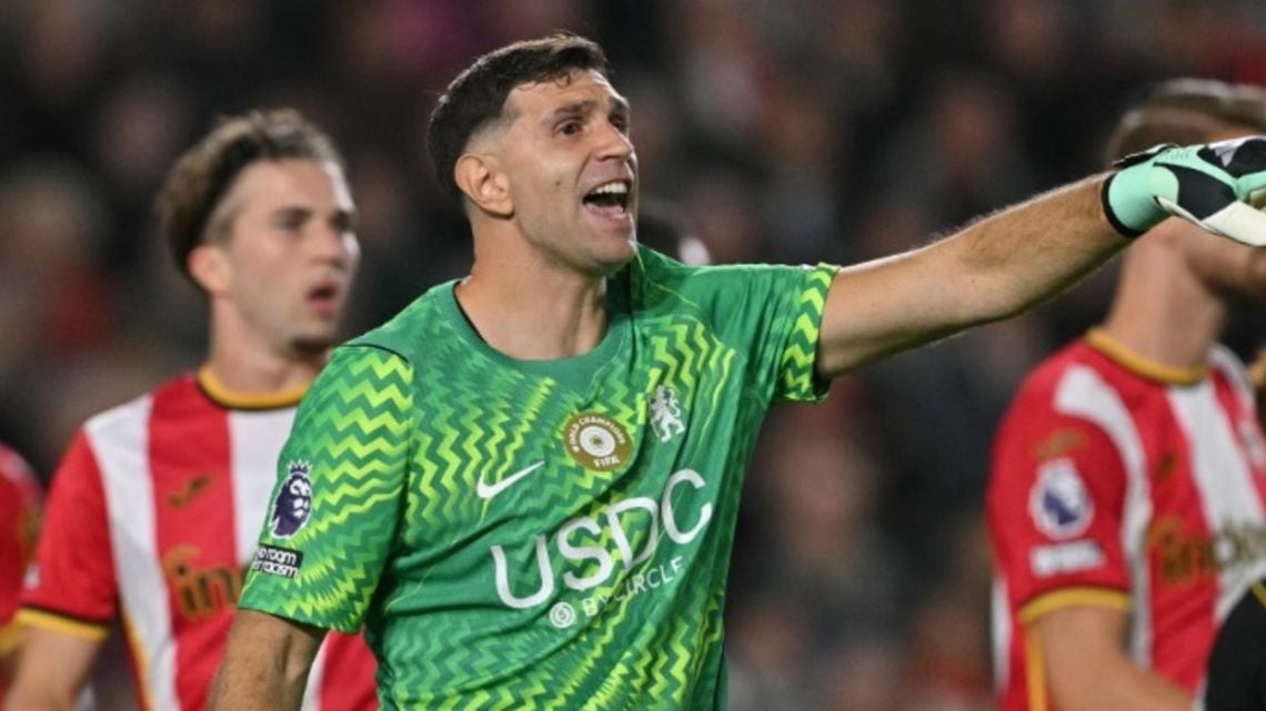 Chelsea se volvió a quedar sin respuestas: Brentford lo goleó 3-0 y Martínez sigue sin poder cerrar un partido con el arco en cero