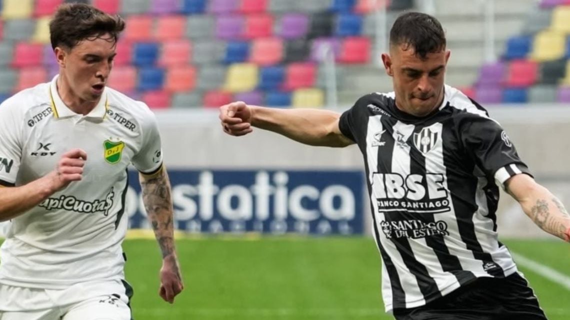 Central Córdoba se lo empató a Defensa con un penal que se hizo repetir dos veces y quedó el 2-2 final