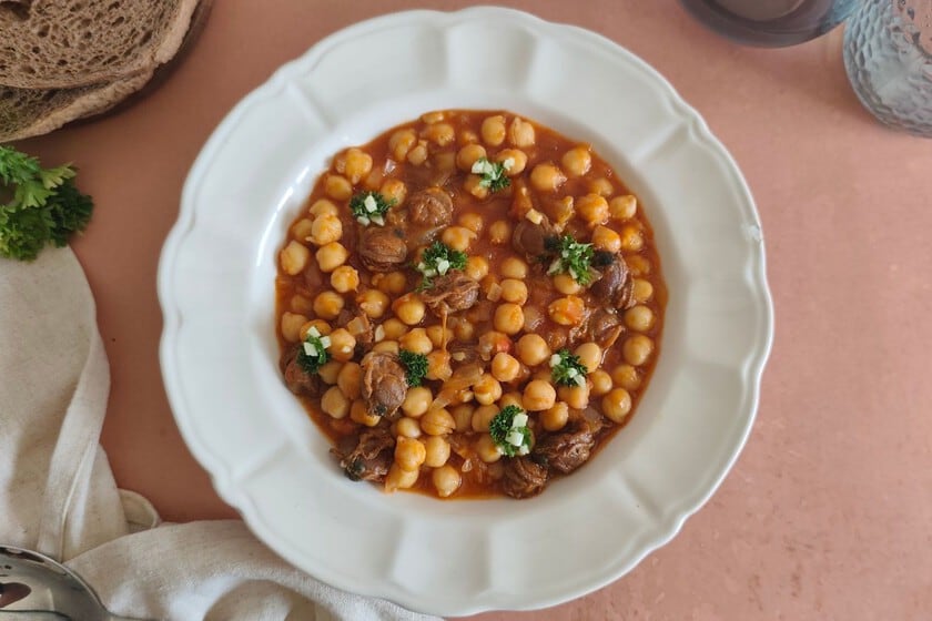 Garbanzos y zamburiñas: un guiso exprés con conservas que se cocina en menos de media hora