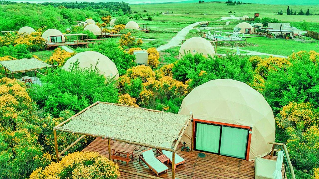 Cinco propuestas de glamping en territorio bonaerense: naturaleza, servicios y tarifas para comparar antes de reservar
