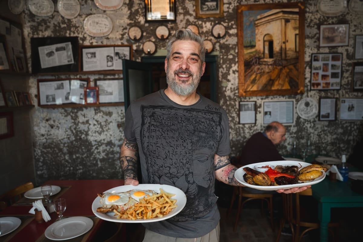 Azcuénaga, el pueblo de 350 vecinos que se convirtió en destino gastronómico a cien kilómetros de Buenos Aires