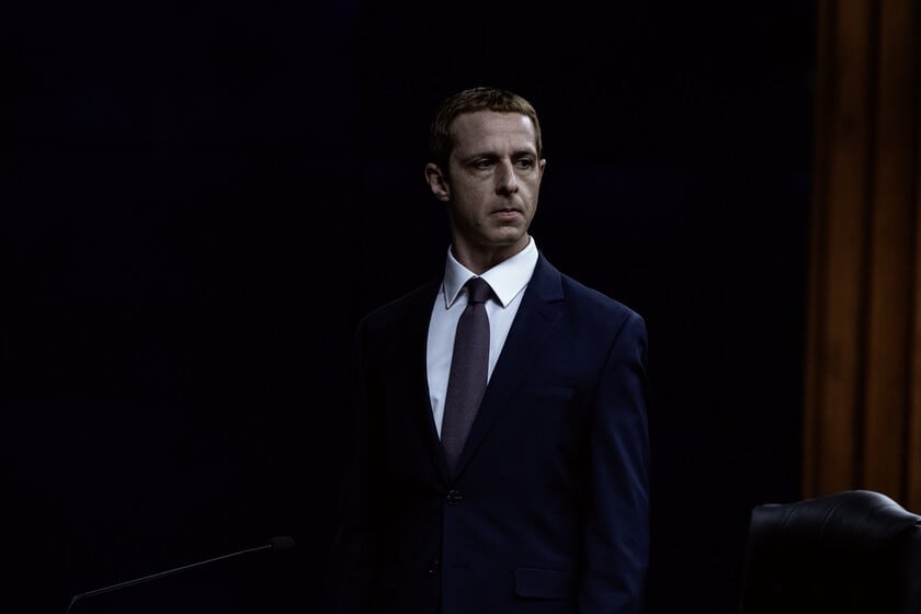 Jeremy Strong se mete en la piel de Zuckerberg y, según Sorkin, se olvida de salir de ella
