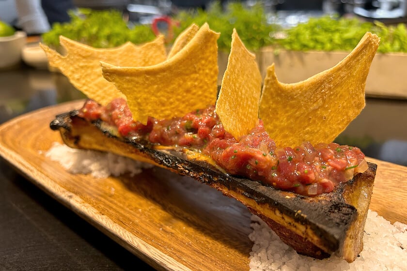 Barra Baja: la cocina a la vista de Rafa Liñán en el centro de Sevilla, con un steak tartar sobre tuétano caliente como plato emblema