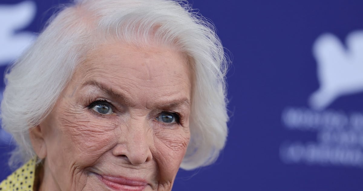 A los 93, la actriz Ellen Burstyn muestra por qué caminar no alcanza y la fuerza sí