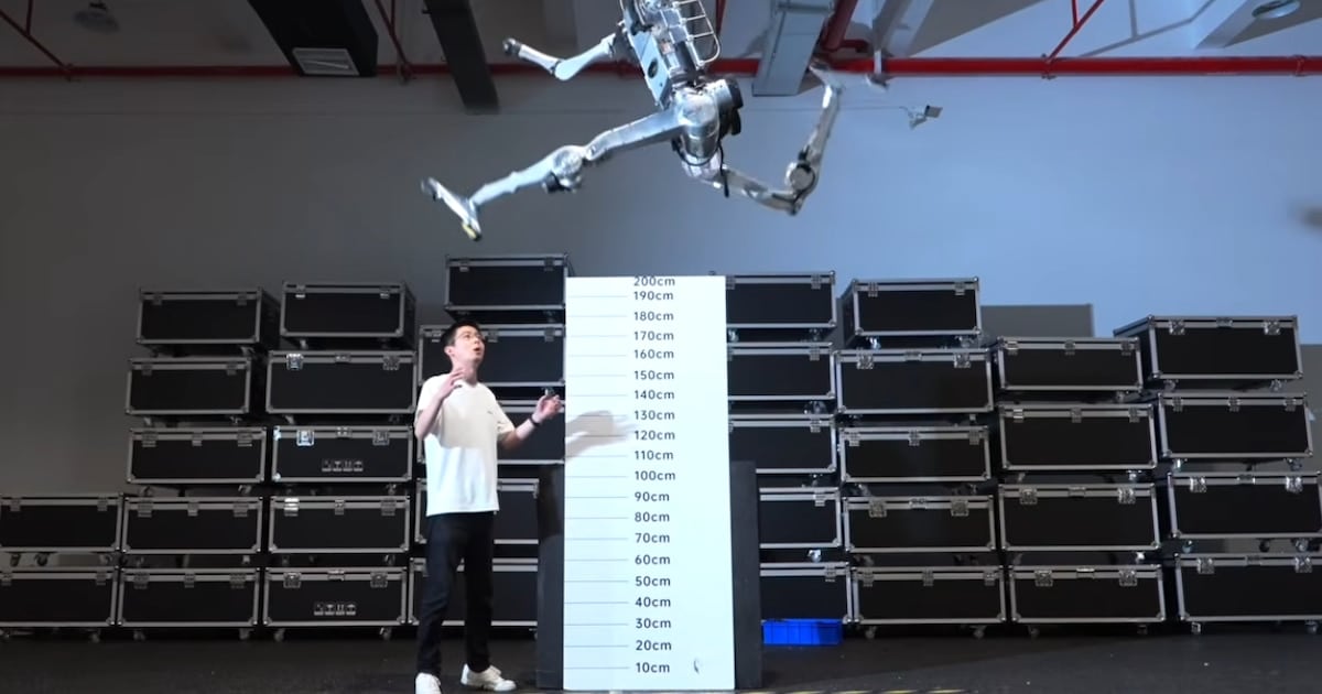 La mujer que le enseña a un robot a cortar verduras, con un celular atado a la cabeza