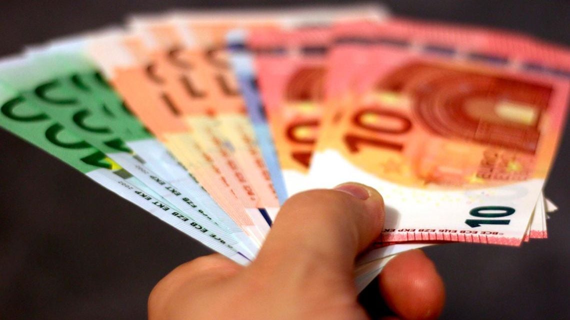 El euro blue arrancó la rueda con un alza de seis pesos y se acerca a los mil ochocientos cincuenta y seis