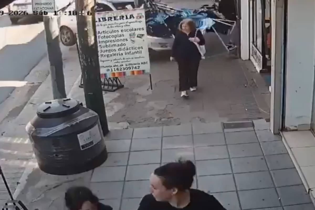 Atropelló a una joven en la vereda de un local de ropa en Almirante Brown: el conductor aún no fue identificado