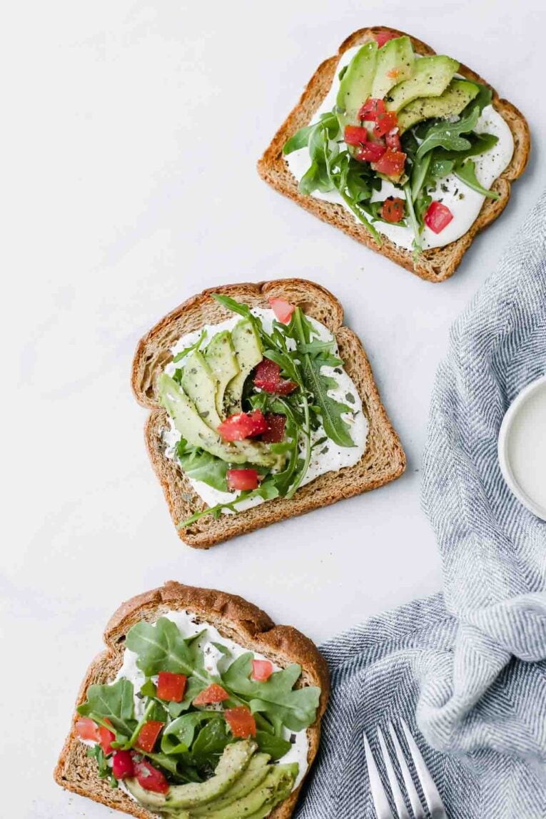 Tostadas con palta: cinco combinaciones para resolver desde el desayuno hasta la cena con lo que hay en la heladera