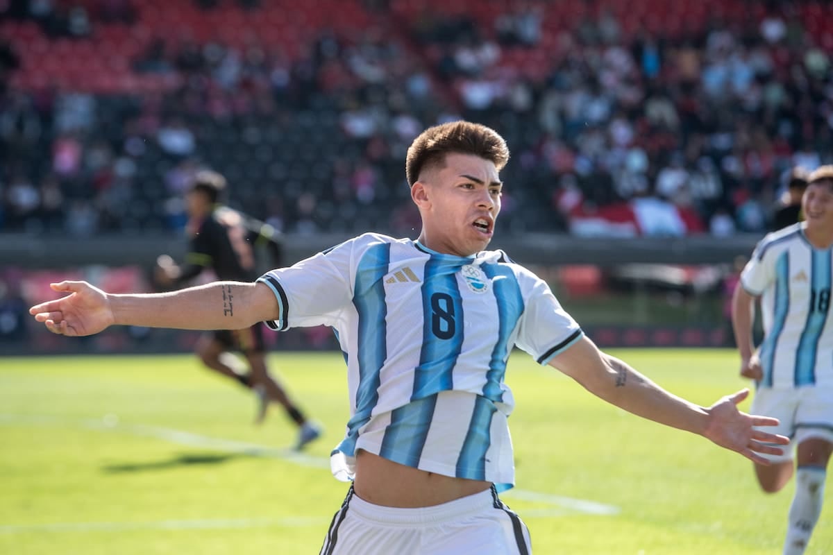 Argentina vuelve a ganar sobre la hora y va por la dorada frente a Paraguay