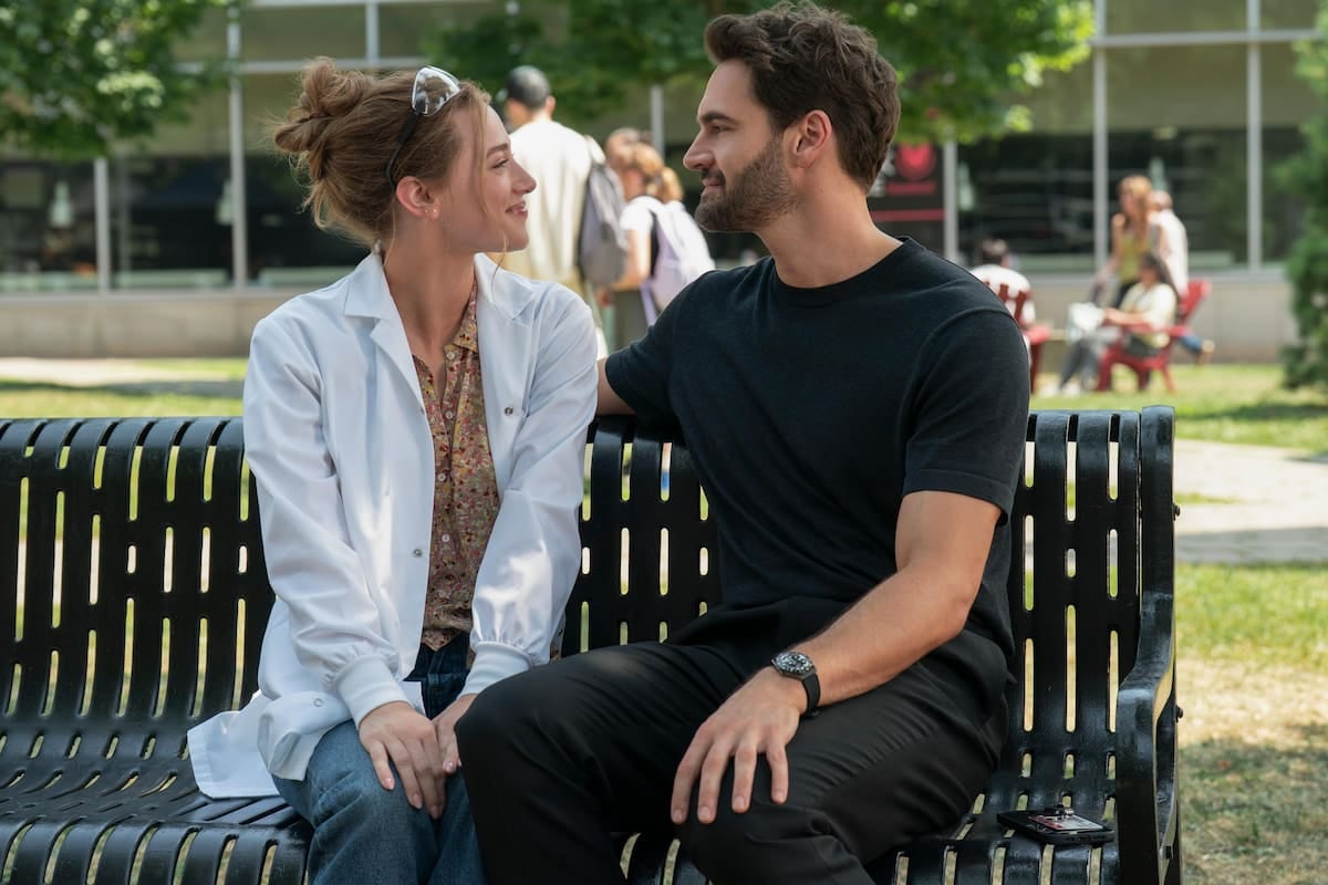 La hipótesis del amor aterriza en Prime Video con una química que se cocina a fuego lento entre Lili Reinhart y Tom Bateman