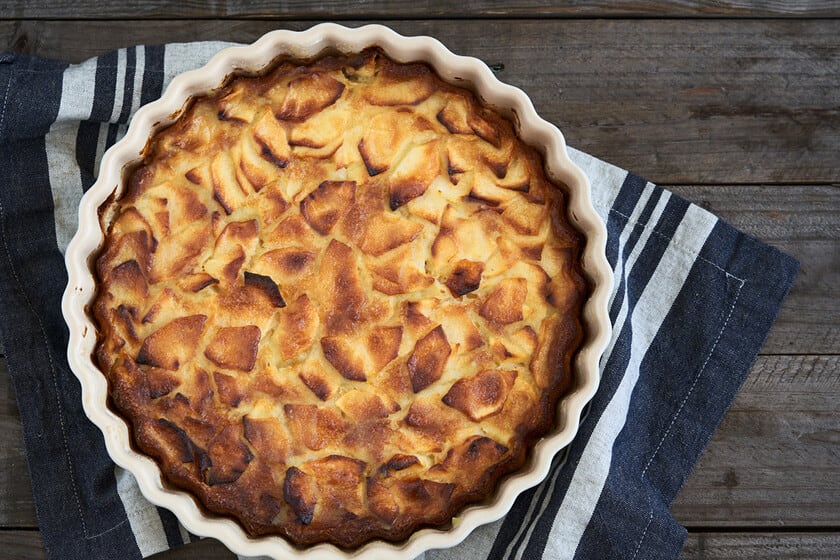 Tarta de manzana en media hora: una receta que lleva la fruta dentro de la masa