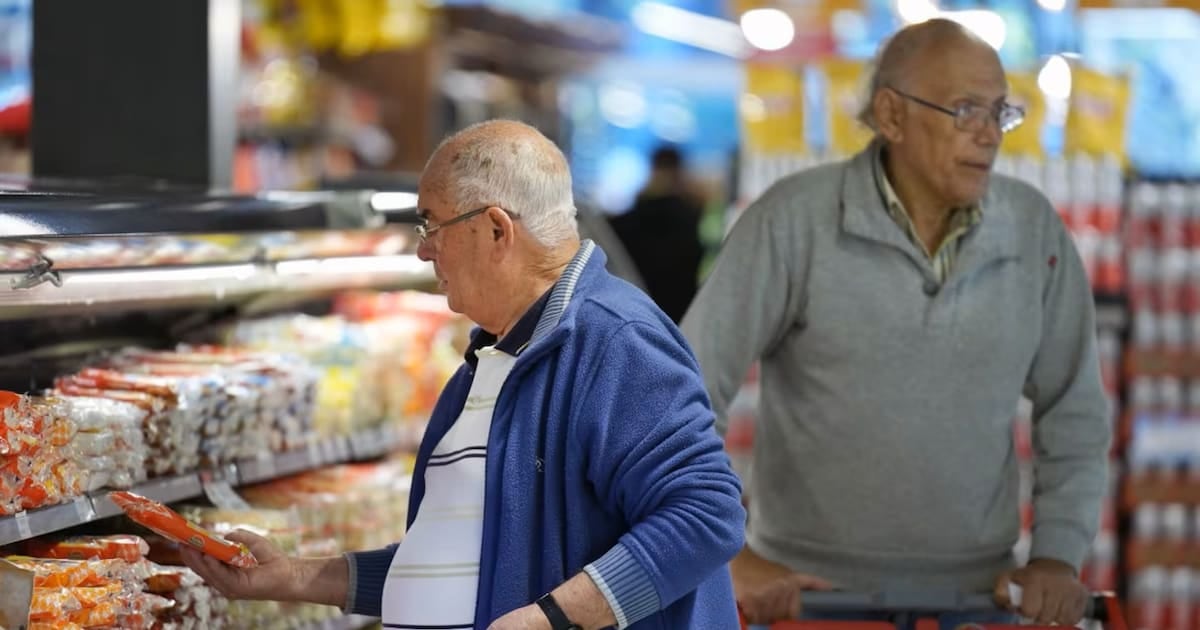 Compras de octubre: cómo se arman los descuentos para jubilados en supermercados y bancos