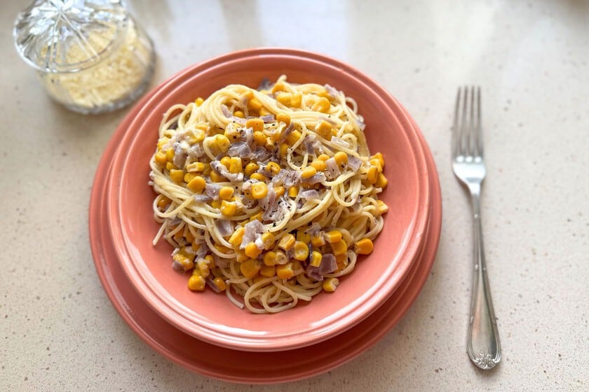 Espaguetis con choclo dorado y salsa de queso: el plato que se resuelve en media hora con dos hornallas y una sartén