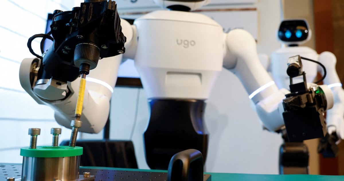 Robots con IA en los pasillos: Japón los prueba como mozos, recepcionistas y operarios de fábrica