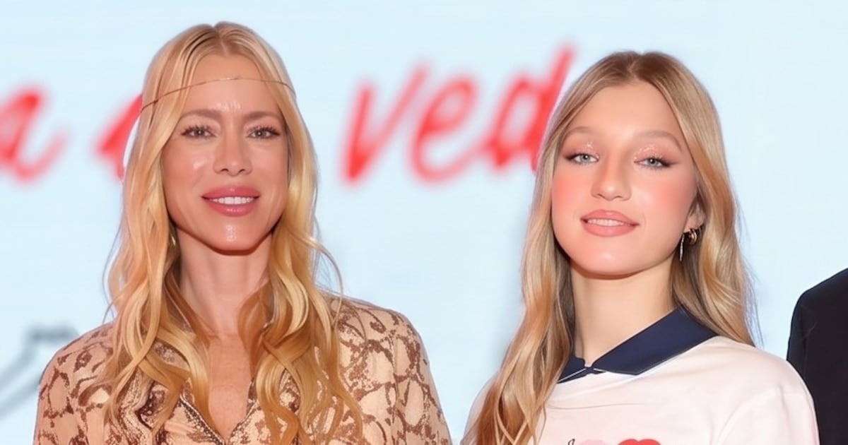 Allegra Cubero se subió a la pasarela y su madre Nicole Neumann la miró desde la primera fila, emocionada hasta el abrazo final