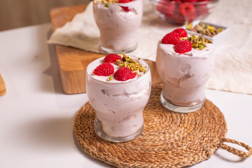 Mousse de frambuesas sin huevo: una receta que se resuelve en 15 minutos, siempre y cuando se acepten las dos horas de heladera