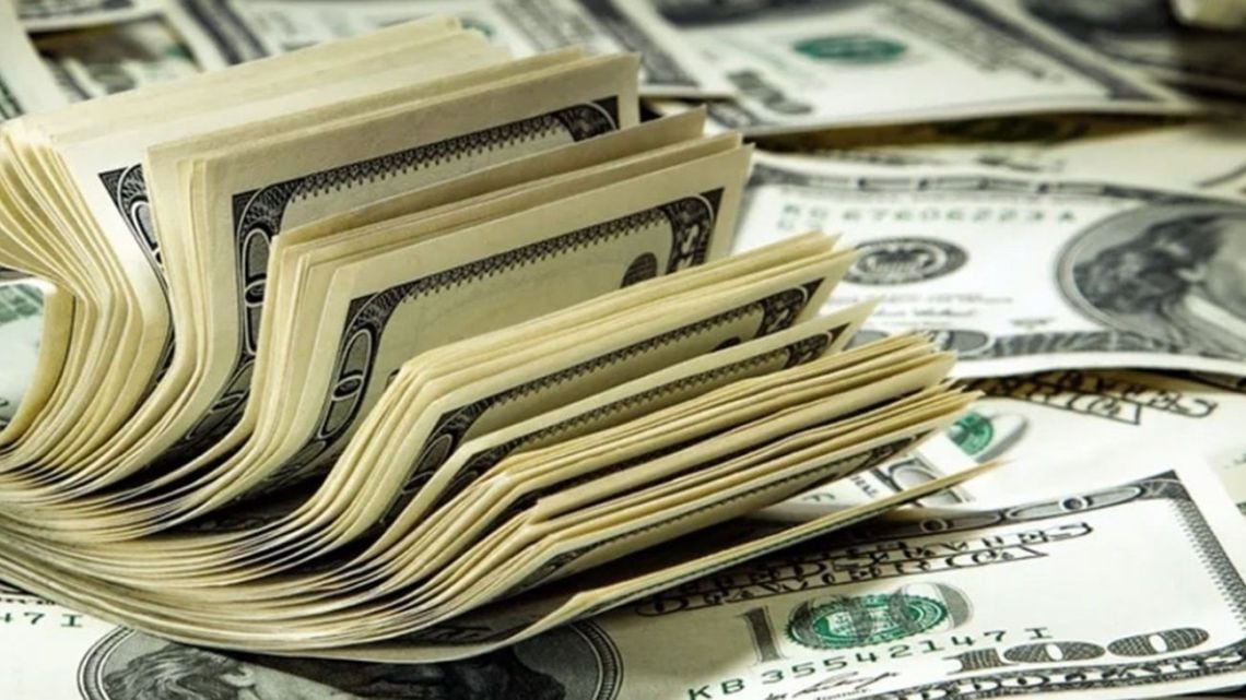 El dólar blue cedió cinco pesos en su cuarta rueda bajista de la semana y se alejó del techo de la banda informal